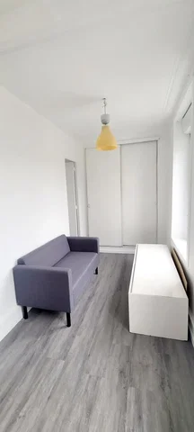 Woonkamer; natuurlijk licht, tegelvloer
