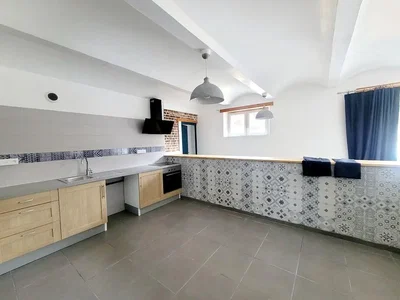 Kuhinja; kuhinjski aparati, pločice, prirodno svjetlo