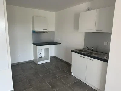Keuken; tegelvloer, keukenapparatuur