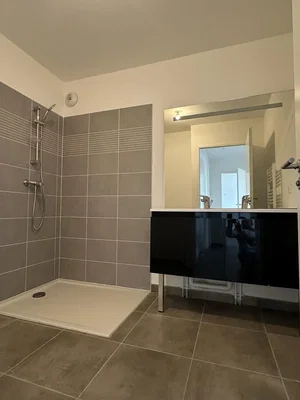 Toilet; tegelvloer, natuurlijk licht