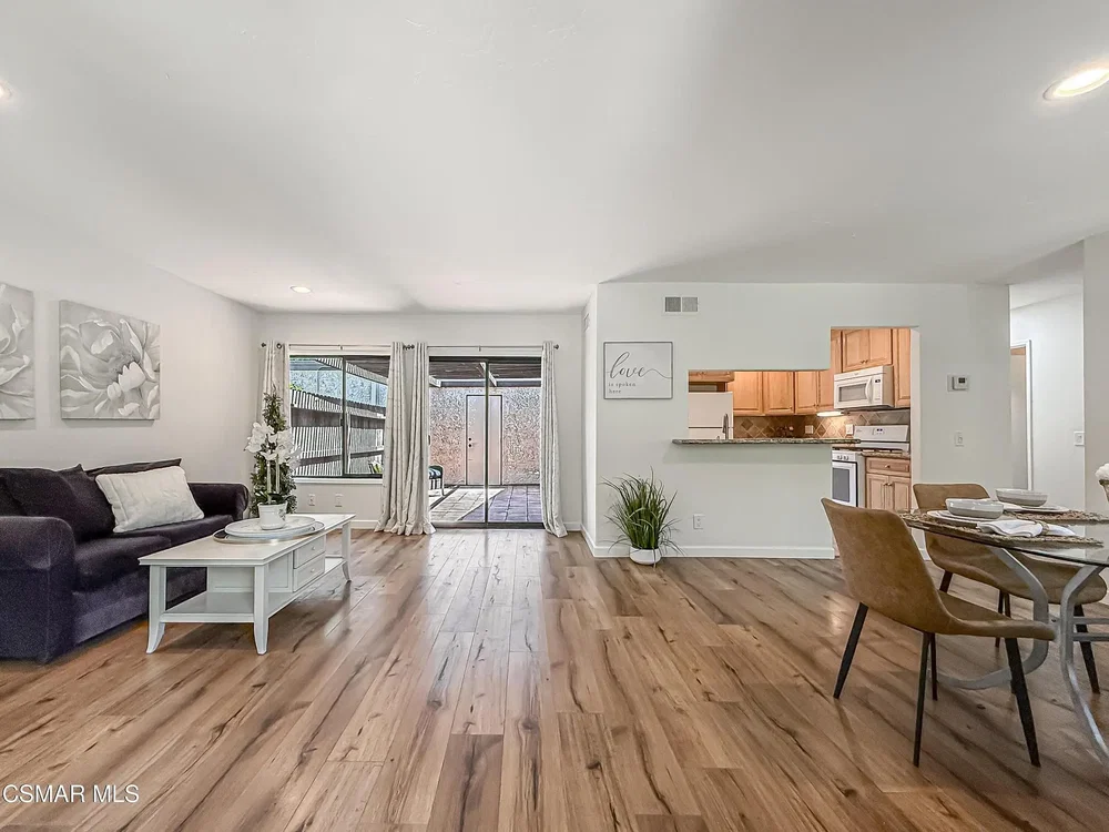 Salon; parquet, lumière naturelle, style moderne