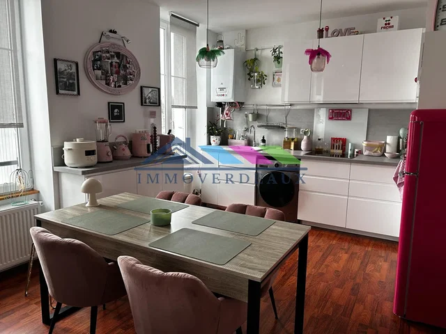 Kuhinja; kuhinjski aparati, drveni pod, prirodno svjetlo