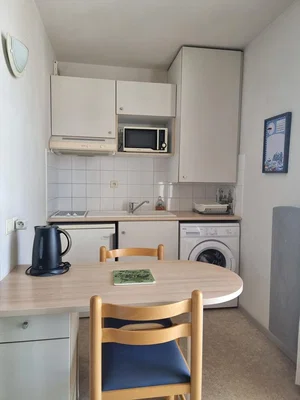 Kuhinja; kuhinjski aparati, pločice, prirodno svjetlo