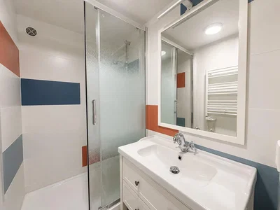 Kupaonica; pločice, prirodno svjetlo