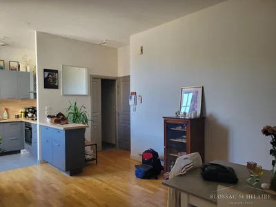 Kuhinja; kuhinjski aparati, drveni pod, prirodno svjetlo