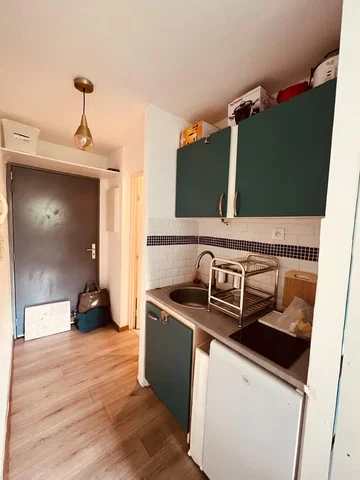 Kuhinja; kuhinjski aparati, drveni pod, potrebna renovacija