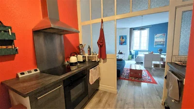 Kuhinja; kuhinjski aparati, drveni pod, prirodno svjetlo