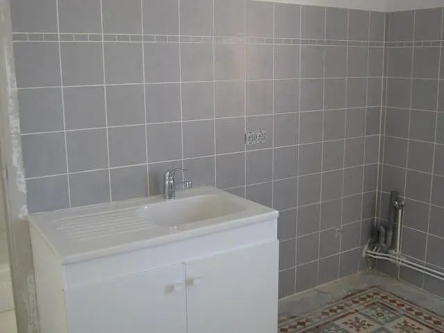 Toalet; pločice, potrebna renovacija, prirodno svjetlo