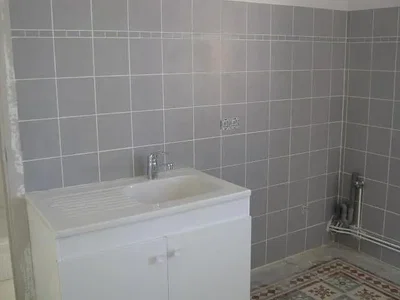 Toalet; pločice, potrebna renovacija, prirodno svjetlo