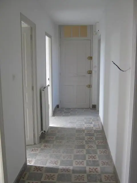 Garderoba; pločice, prirodno svjetlo