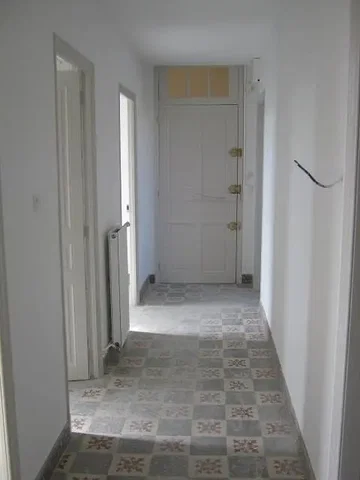 Garderoba; pločice, prirodno svjetlo