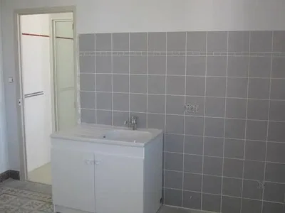 Toalet; pločice, potrebna renovacija, prirodno svjetlo