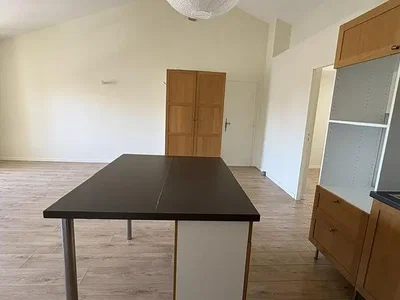 Kuhinja; drveni pod, prirodno svjetlo