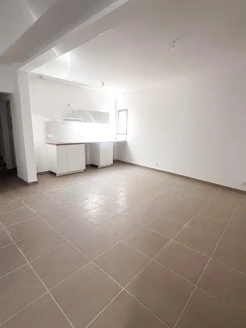 Kuhinja; pločice, prirodno svjetlo