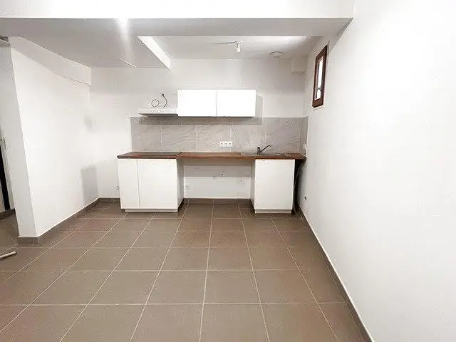 Kuhinja; pločice, prirodno svjetlo