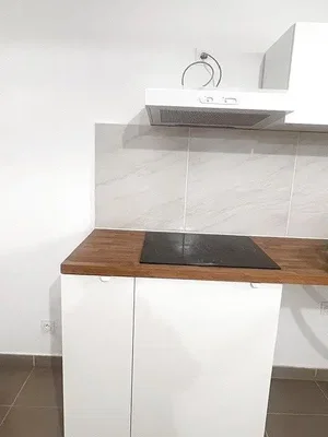 Kuhinja; kuhinjski aparati, pločice, drveni pod, renoviran, prirodno svjetlo