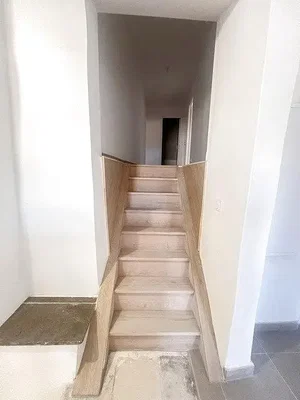 Ostalo; potrebna renovacija, prirodno svjetlo
