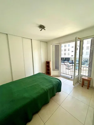Spálňa; dlažba, prirodzené svetlo, výhľad