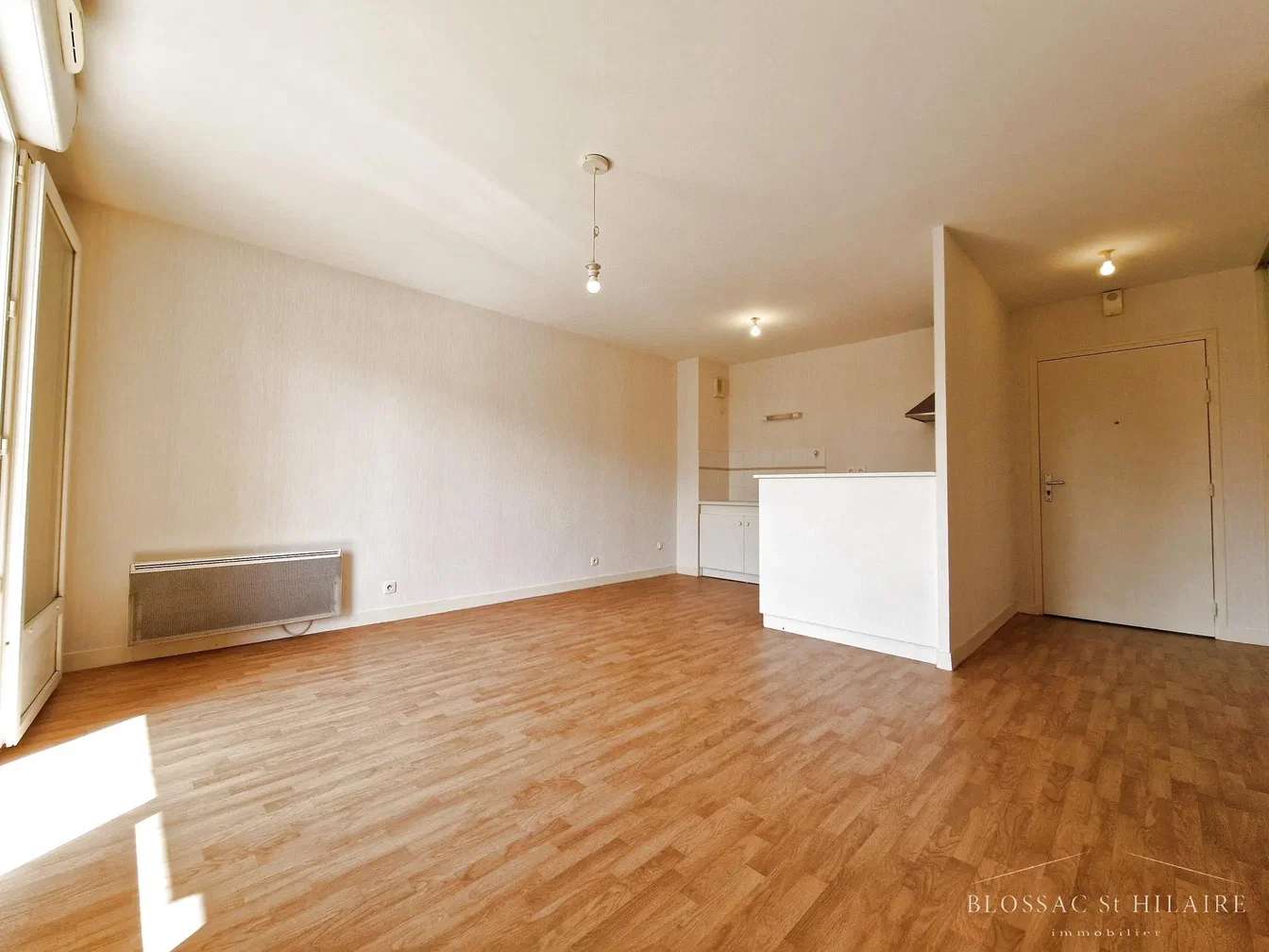 Salon; parquet, lumière naturelle, nécessite rénovation