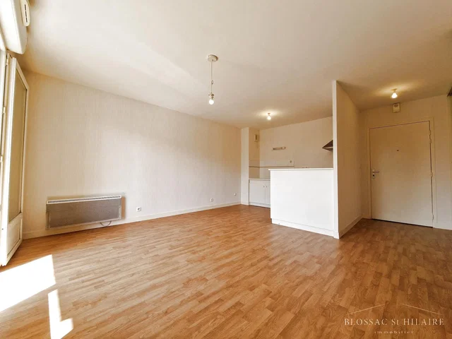 Salon; parquet, lumière naturelle, nécessite rénovation