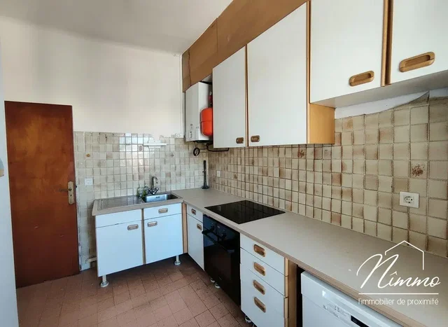 Keuken; tegelvloer, renovatie nodig