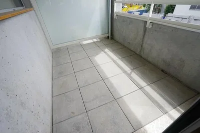 Balkon; pločice, prirodno svjetlo