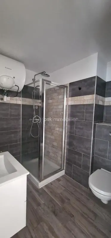 Toaleta; dlažba, potrebná rekonštrukcia