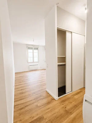 Quarto; chão de madeira, luz natural