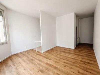 Quarto; chão de madeira, luz natural