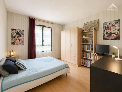 Schlafzimmer; holzboden, tageslicht, moderner stil