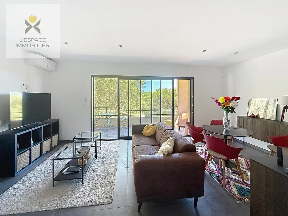 Oturma odası; doğal ışık, modern stil