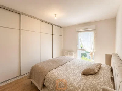 Schlafzimmer; tageslicht, holzboden
