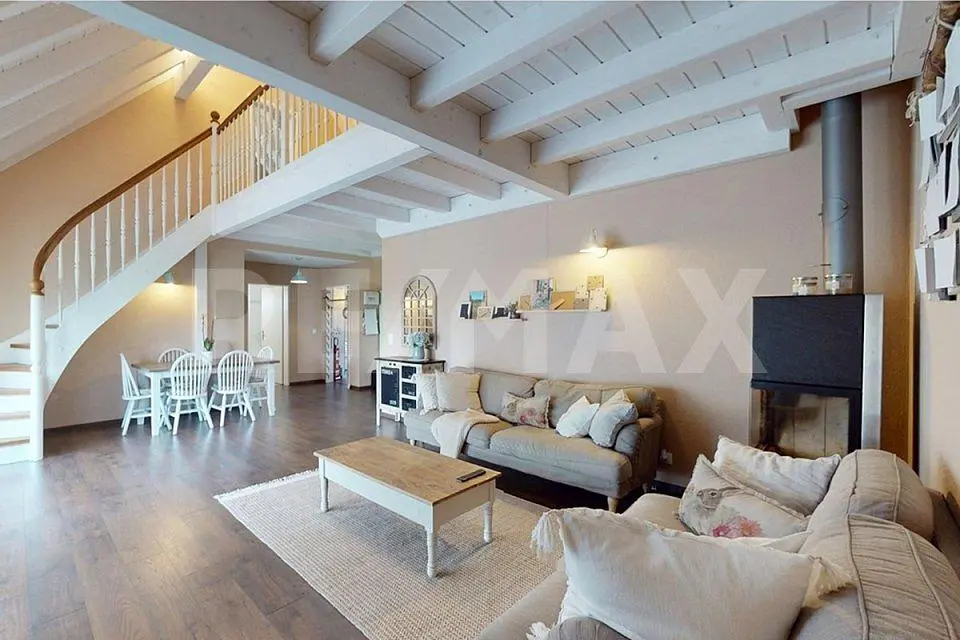 Sala de estar; vigas de madeira, lareira, chão de madeira, luz natural