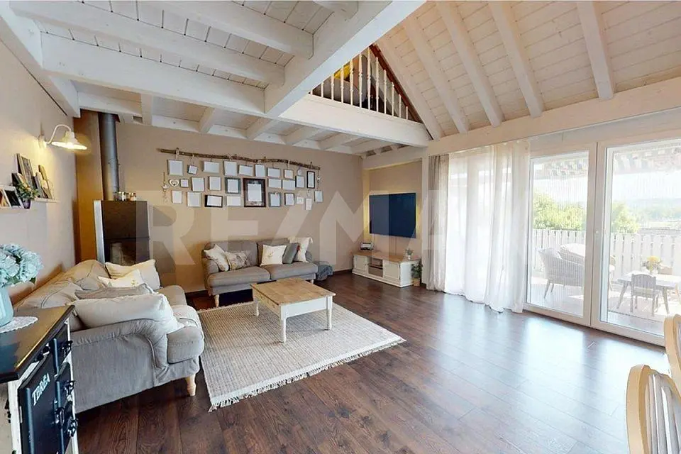 Sala de estar; vigas de madeira, lareira, chão de madeira, luz natural, estilo rústico