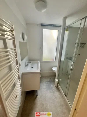 Kupaonica; prirodno svjetlo, pločice