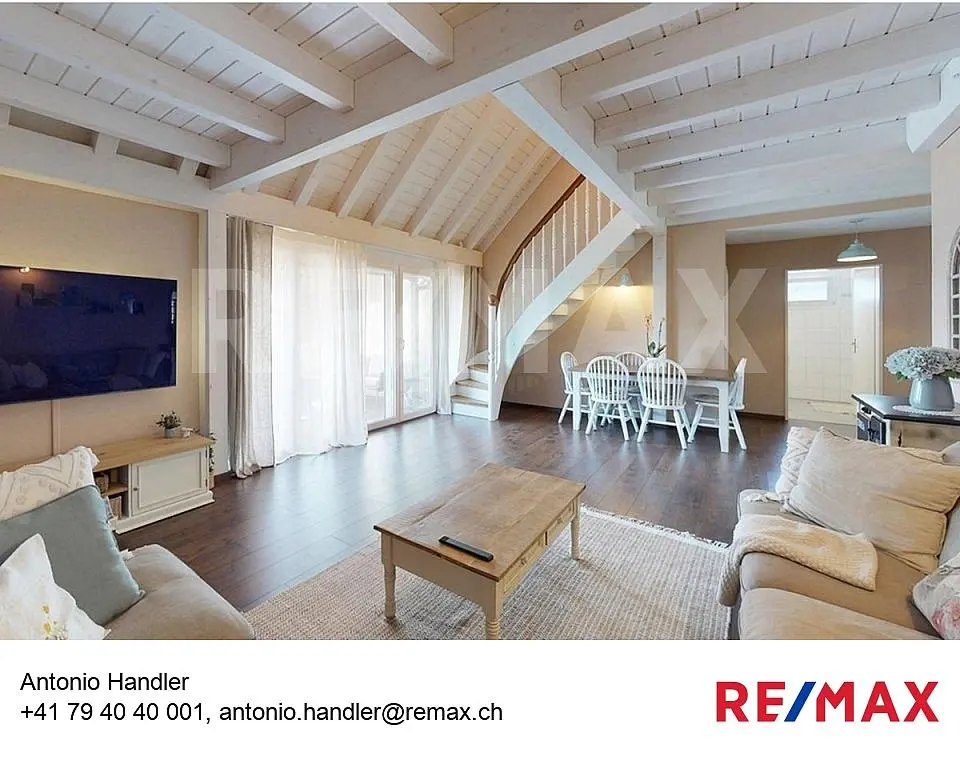 Sala de estar; vigas de madeira, teto alto, luz natural, estilo moderno