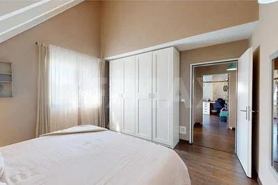 Quarto; chão de madeira, luz natural