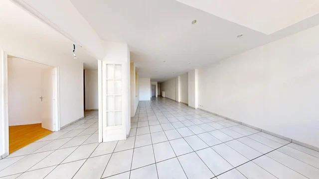 Outro; chão de azulejo, luz natural