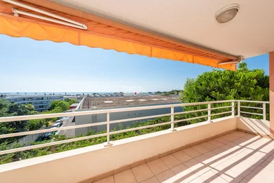 Balkon; manzara, fayans zemin, doğal ışık