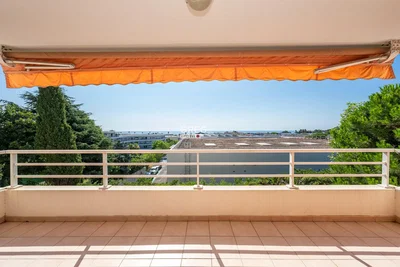 Balkon; fayans zemin, manzara, doğal ışık