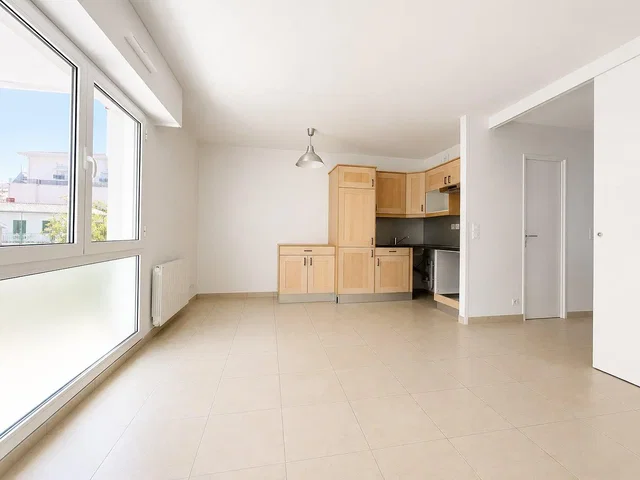Cozinha; vista, eletrodomésticos, chão de azulejo, luz natural