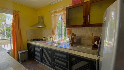 Kuhinja; kuhinjski aparati, prirodno svjetlo, pogled