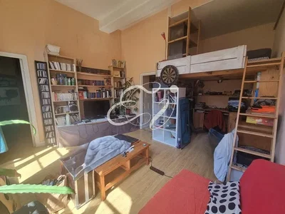 Quarto de criança; chão de madeira, luz natural, precisa de renovação