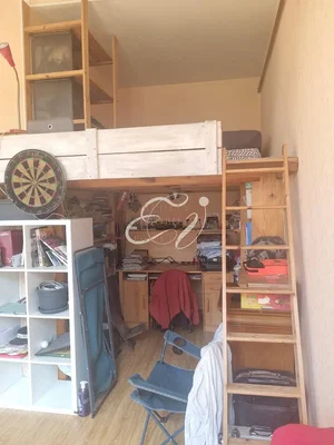 Quarto de criança; chão de madeira, precisa de renovação
