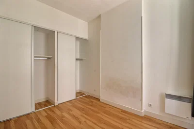 Quarto; chão de madeira, precisa de renovação, luz natural