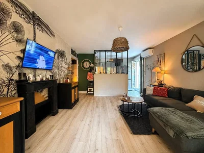 Sala de estar; chão de madeira, luz natural, estilo moderno