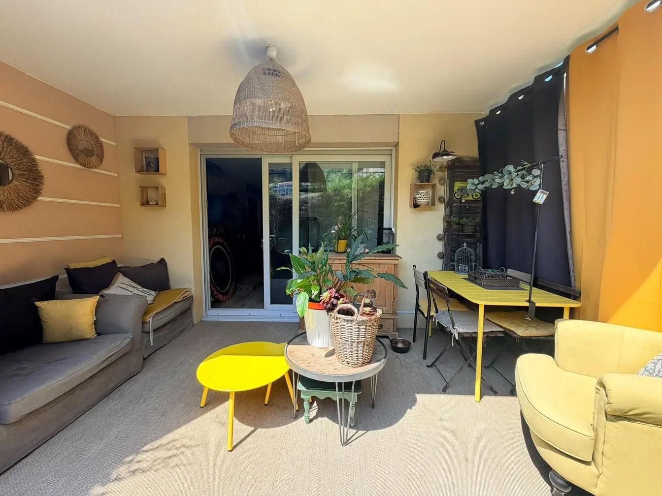 Sala de estar; luz natural, estilo moderno
