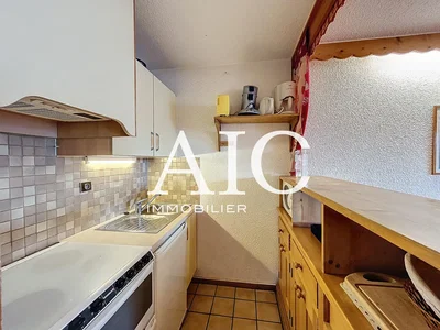 Cozinha; eletrodomésticos, chão de azulejo, precisa de renovação