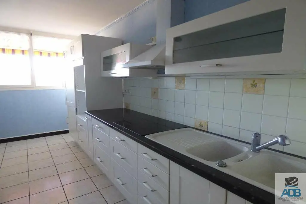 Kuhinja; pločice, prirodno svjetlo