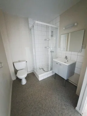 Kupaonica; pločice, potrebna renovacija, prirodno svjetlo
